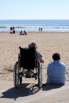 法国,卢瓦尔河地区,老太太,轮椅,协助,面对,海洋