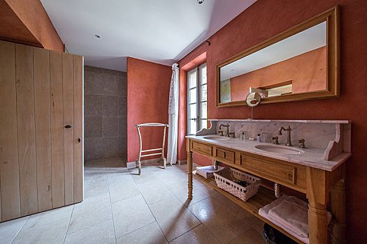 酒店浴室样板房,带有两个洗手池的欧式复古洗手间