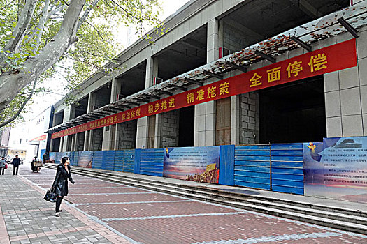 河南郑州,街头部队出租房屋清退横幅