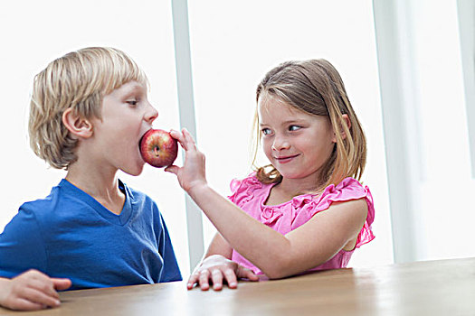 孩子,吃,苹果,厨房