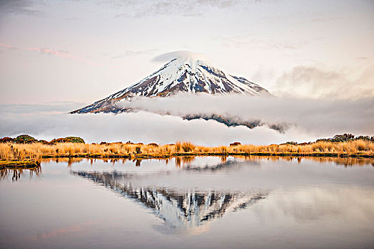 反射,山中小湖,层状火山,塔拉纳基,黄昏,艾格蒙特国家公园,北岛,新西兰,大洋洲