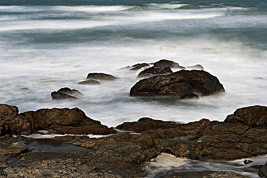 慢门拍摄的海浪拍打岸边礁石