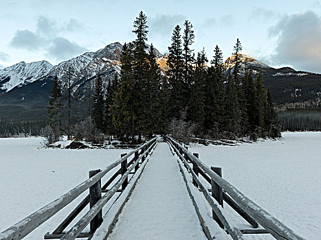 积雪,桥,上方,冰冻,湖,金字塔,岛屿,公路,碧玉国家公园,艾伯塔省,加拿大