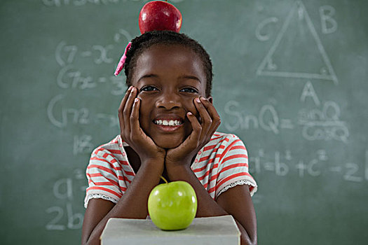 女生,坐,红苹果,头部,黑板,头像