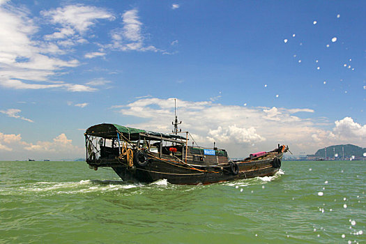 渔船出海