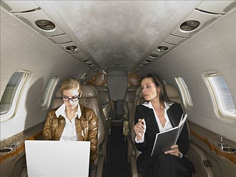 两个女人,私人飞机,讨论