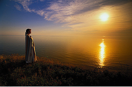 女人,毯子,靠近,岸边,日出,特莱恩海角,爱德华王子岛,加拿大