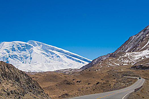 新疆,雪山,公路,广袤,荒芜