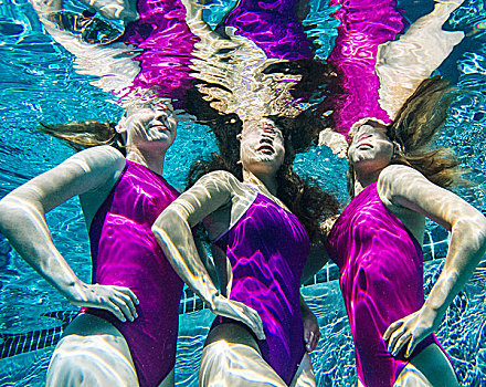 三个,女性,游泳,水下,手叉腰