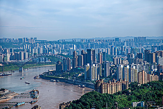 2040年重庆市南岸区南山一棵观景平台上俯瞰重庆渝中区