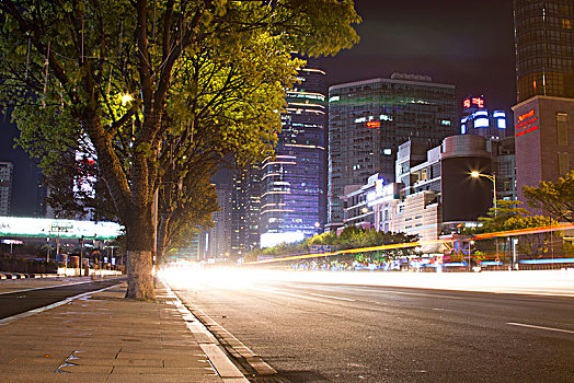 广州三月春雨后的夜晚空气清新怡人天河体育中心休闲