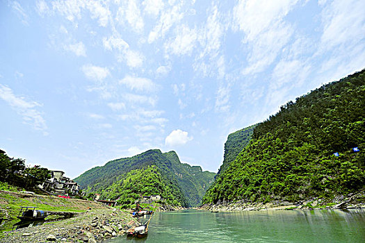 湘江岸边的民居和山色