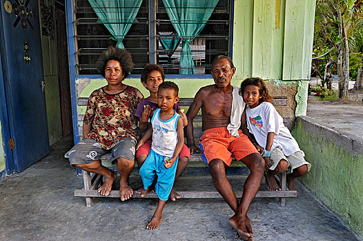 家庭,坐,长椅,四王群岛,西巴布亚,印度尼西亚,亚洲