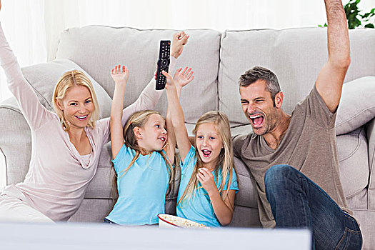 双胞胎,父母,抬臂,看电视,坐,地毯