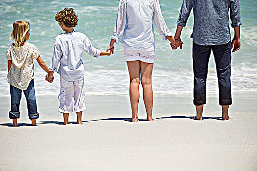 伴侣,两个孩子,站立,海滩