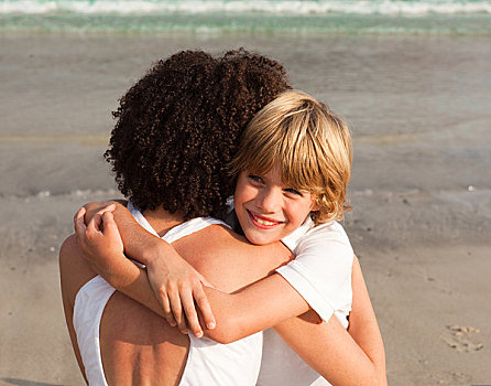小男孩,母亲,搂抱,海滩