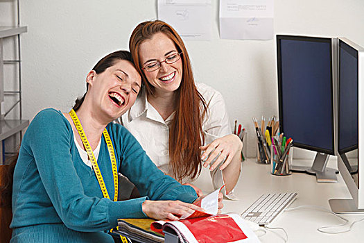两个女人,笑,工作,环境