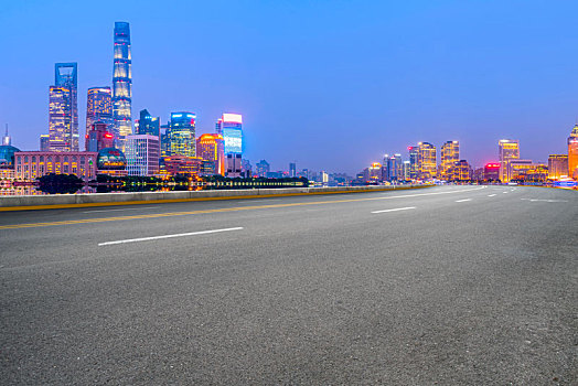 柏油马路公路和上海城市夜景