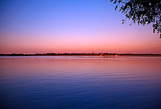颐和园的昆明湖的傍晚