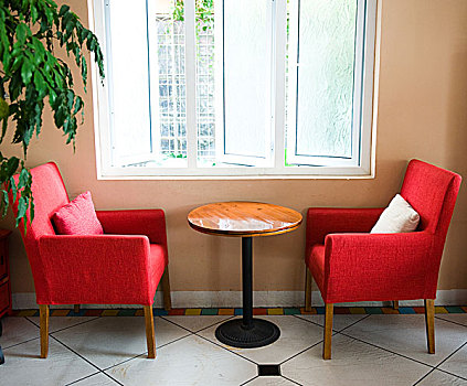 室内,布置,窗户,两个,红色,椅子,木桌子
