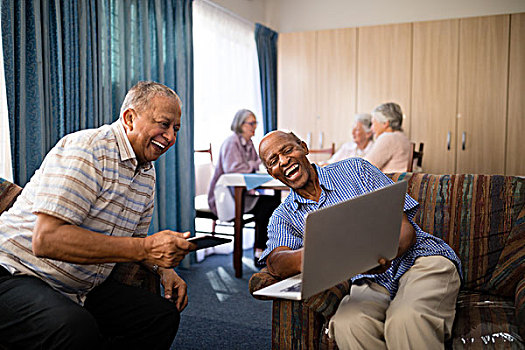 高兴,老人,朋友,看,笔记本电脑,坐,沙发,女性,养老院