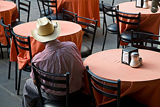俯拍,后视图,男人,戴着,牛仔宽边帽,坐,桌子,餐馆