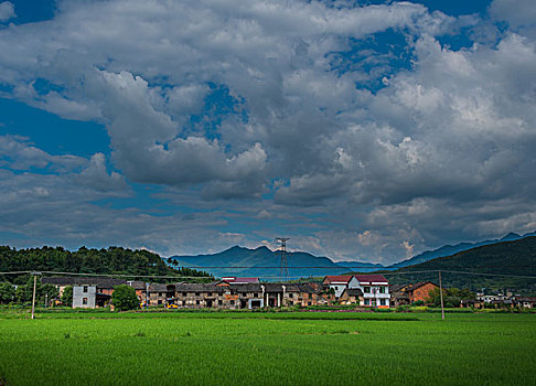 田野,山,树,蓝天,白云,背景,村庄,新房子,新农村