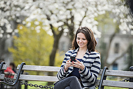 纽约,公园,白花,树,坐,女人,长椅,拿着,手机