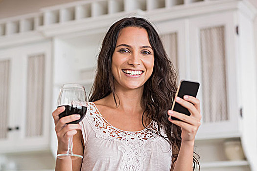 漂亮,黑发,智能手机,葡萄酒杯