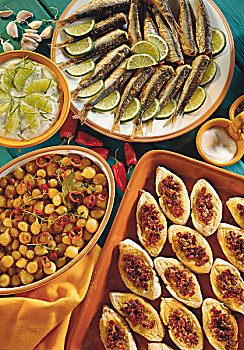 珍珠洋葱,玉米面包,西红柿,烘制,沙丁鱼