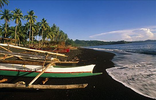 印度尼西亚,苏拉威西岛,舷外支架,黑沙,海滩