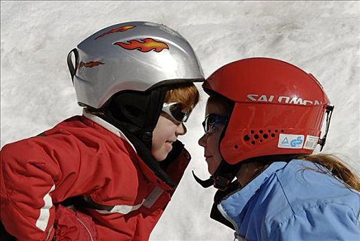 两个孩子,穿,头盔,滑雪