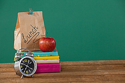 闹钟,午餐,纸袋,苹果,书本,一堆,绿色背景