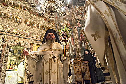 牧师,僧侣,拿着,东正教,服务,复活节,夜晚,午夜,早晨,寺院,罗马尼亚