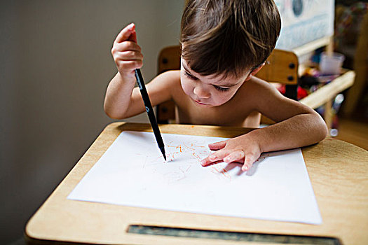 俯拍,男孩,棕发,坐,桌子,拿着,笔,绘画