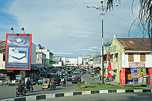 indonesia,sumatra,banda,aceh,traffic,with,motocycle,and,rickshaws