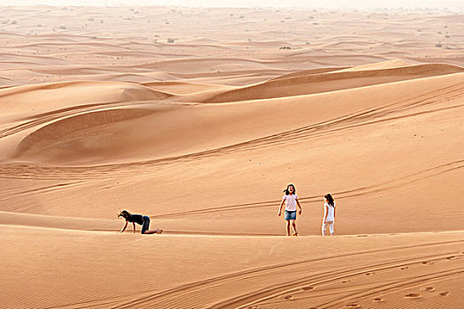 孩子,走,沙丘,沙漠