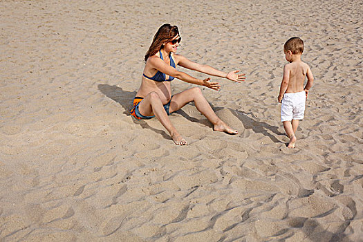 孕妇,坐,海滩,展开双臂,幼儿