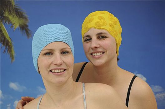 两个女人,戴着,泳帽