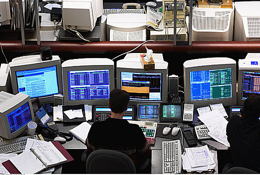 后视图,人,用电脑,股票市场,交易室