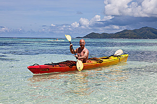 皮划艇手,45岁,涉水,岛屿,背影,塞舌尔,非洲,印度洋