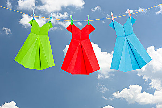 三个,折纸,纸,服装,绿色,红色,蓝色,悬挂,晾衣绳,正面,夏日天空