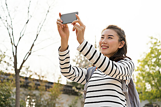 年轻女子旅游