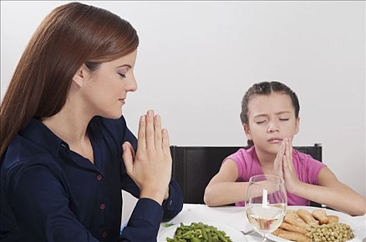 女人,女儿,祈祷,午餐