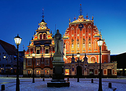 夜景,雕塑,房子,黑头,城镇广场,世界遗产,里加,拉脱维亚,欧洲