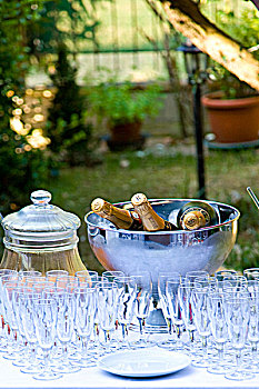 香槟酒瓶,冰桶,排,空,玻璃杯