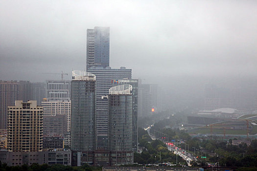 山东省日照市,台风,烟花,带来瓢泼大雨,百米高楼被乌云笼罩