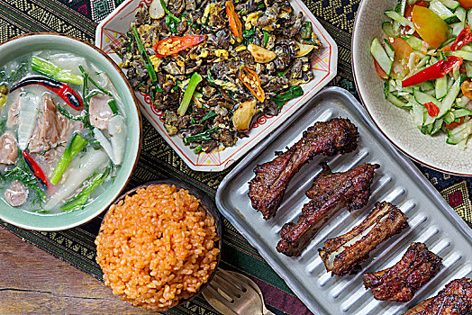 老挝,餐具,烧烤,猪排骨,辛辣,黄瓜沙拉,水果,糯米,鸭肉,汤,竹子,炒菜,蘑菇,蛋,万象