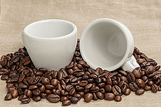 堆积,咖啡豆,粗麻布,两个,杯子,咖啡