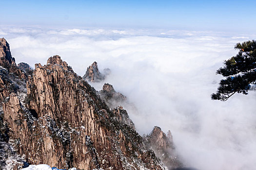 中国安徽黄山风景区,冬日雪后奇峰怪石林立,云雾飘渺宛若仙境